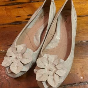 Beige b.o.c. flats with cut flower detail
